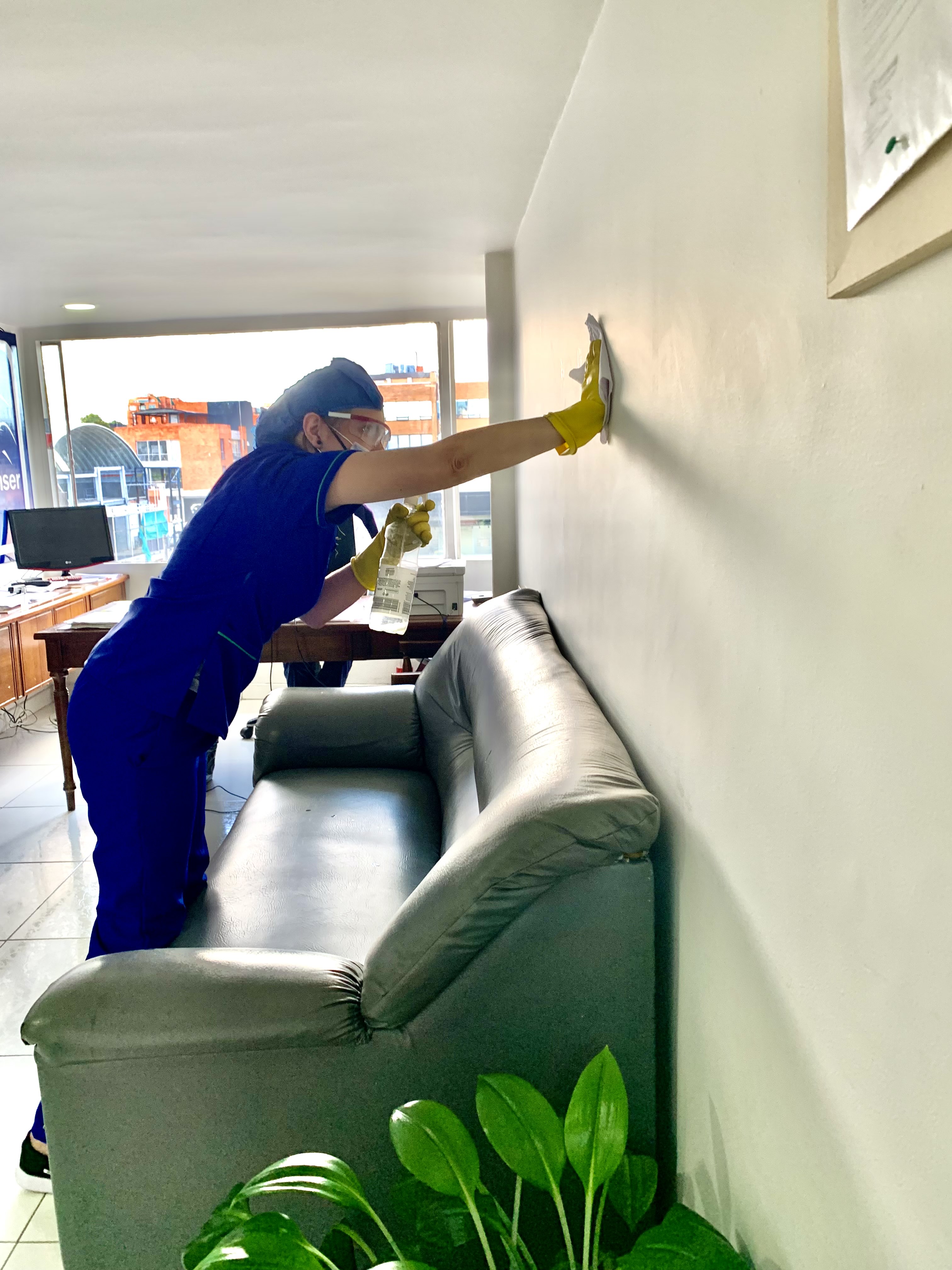 Personal de Grupo AGEMSER realizando servicio profesional de limpieza